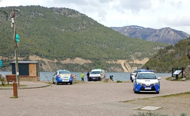 Tragedia en San Martín de los Andes: una mujer se descompensó y murió tras ingresar al lago