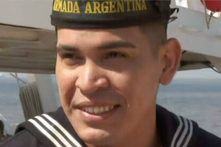 Su bebé nació mientras navegaba por primera vez la Fragata Libertad siguió el parto por videollamada